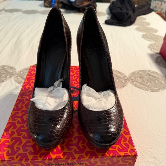 Tory Burch platform snake skin burgundy heels - Picture 3 of 6